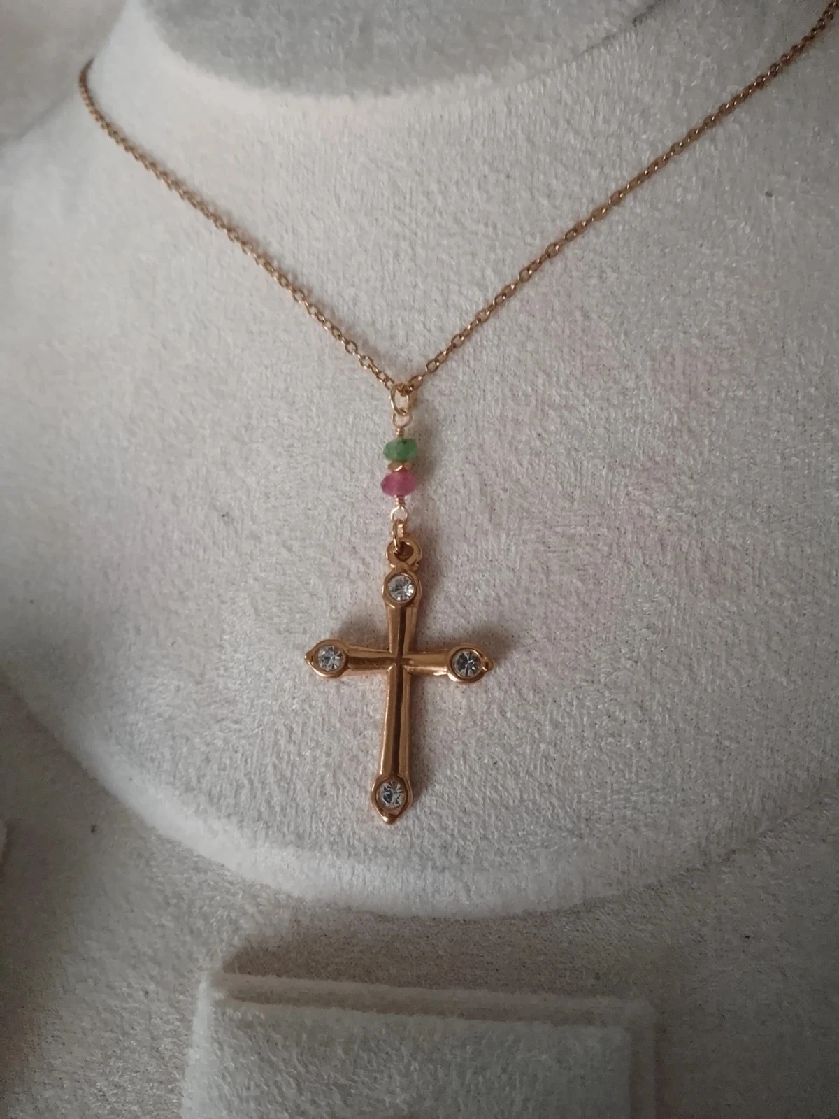 Collier croix, pierres de tourmaline et zircons